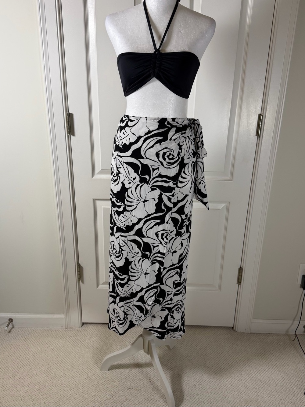 White House Black Market Black & White Floral Sarong